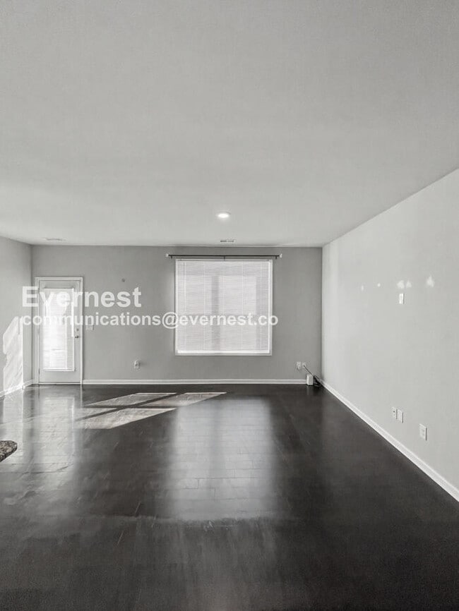 Building Photo - 3 Bed/2.5 Bath Townhome with Garage / Pet-Friendly / Available Now!