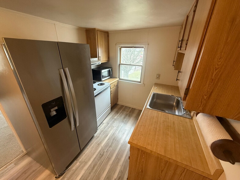 Building Photo - 405 Hillis St