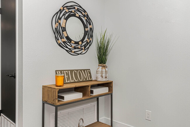 Building Photo - 320 Jamaica Dr