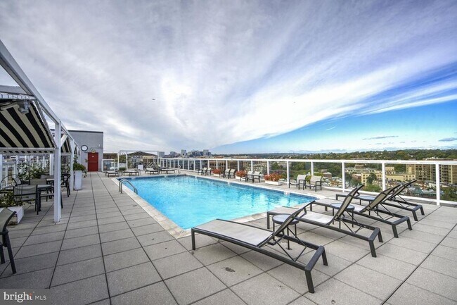 Building Photo - 1330 New Hampshire Ave NW