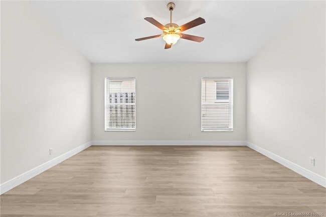 Building Photo - 920 NW Waterlily Pl