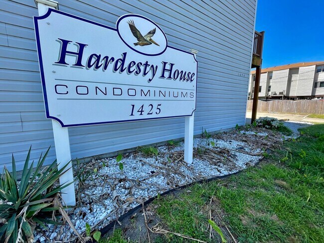 Building Photo - Freshly painted & Available NOW! Tri-Level...