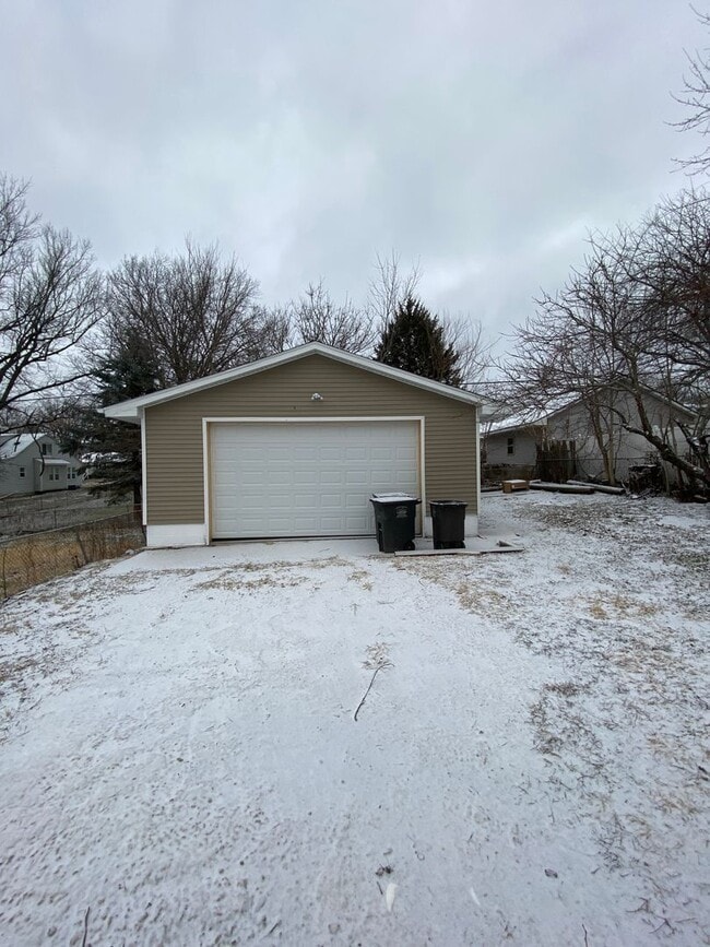 Building Photo - Newly remodeled 3 bedroom 1 bath 2 Stall D...