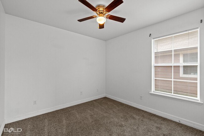 Building Photo - 521 Linnhurst Dr