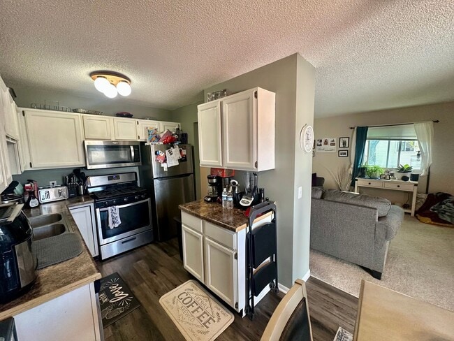 Building Photo - Beautiful 3 bedroom, 2 bath Townhome with ...