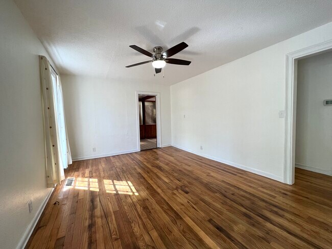 Building Photo - 3033 Lake Ave