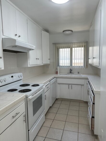 kitchen - 8346 Manitoba St