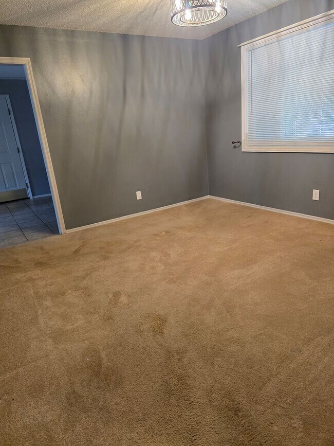 Building Photo - 3 bedroom 2 bath home with basement for lease