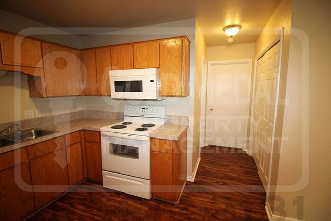 Building Photo - Discover comfort and convenience in this w...