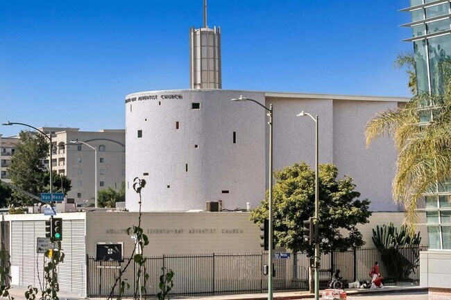 Building Photo - 5750 Hollywood Blvd