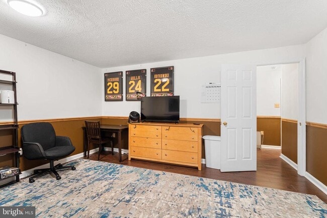 Building Photo - 520 Kingdom Ct