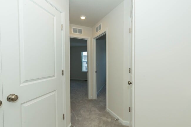 Building Photo - 3 Bed, 2 Full/2 Half Bath, Well Maintained...