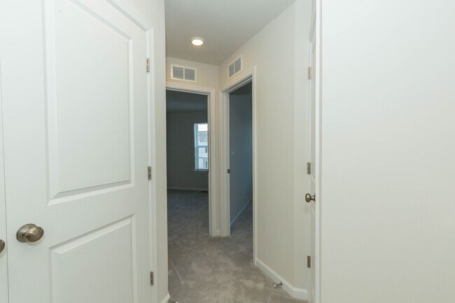 Building Photo - 3 Bed, 2 Full/2 Half Bath, Well Maintained Townhome in Inwood, WV