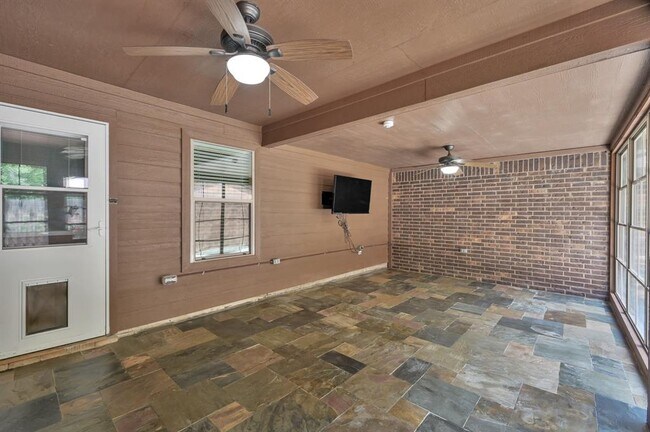 Building Photo - 973 Doire Dr