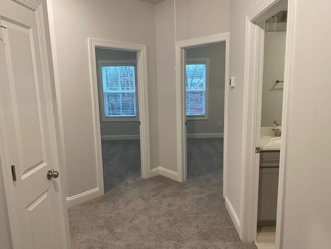 Building Photo - Beautiful Townhome with 3 bedrooms, three ...