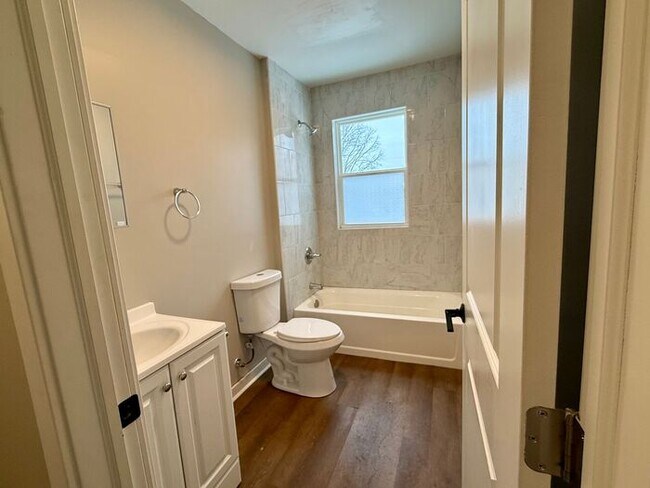 Building Photo - Updated 3 Bed, 1 Bath Home