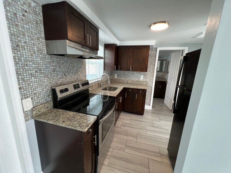 Building Photo - 5333 Pasadena Dr