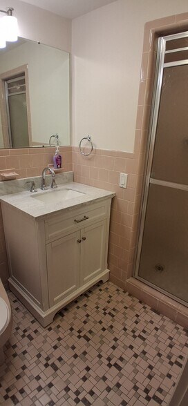 Master bathroom - 201 Hoffman Ave