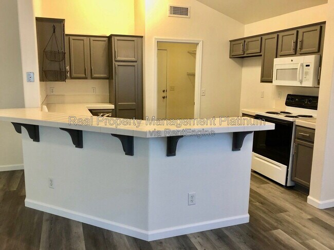 Building Photo - 2667 Santa Ana Ave