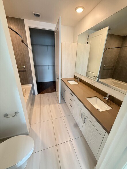 Building Photo - 2164 NE 167th St