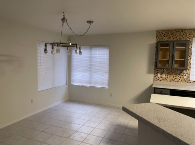 Building Photo - 3 Bed/2.5 Bath 2-Level Home with Loaded Kitchen! Washer/Dryer! Big backyard!