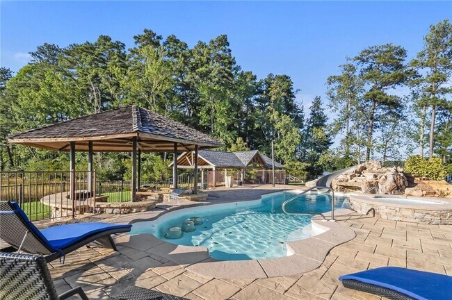 Building Photo - 2910 Emerald Dr