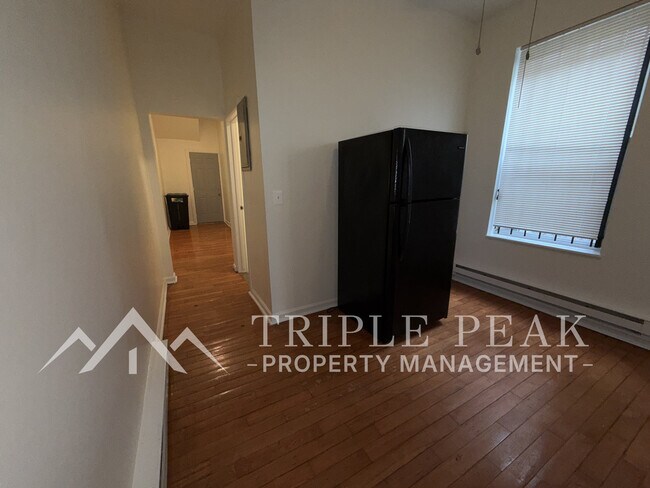 Building Photo - 1539 W Erie Ave