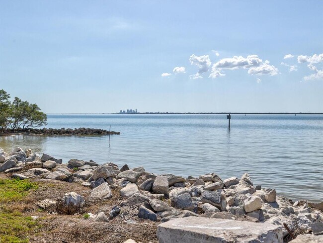 Building Photo - 5002 W Idaho St