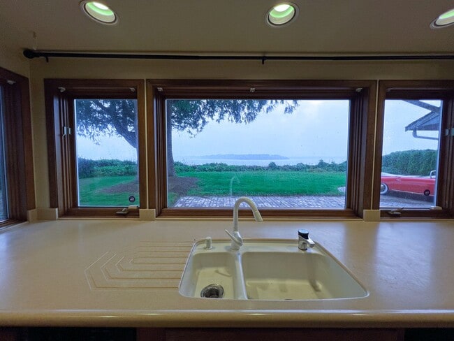 Building Photo - Gated Sound view home Des Moines area, 4 bed plus den 2.5 bath 3900 s/f, Available NOW!!!