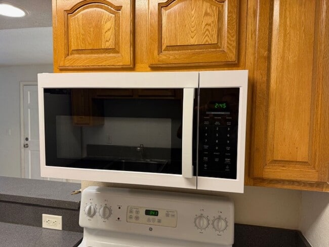 Building Photo - Ground floor 2 bedroom condo