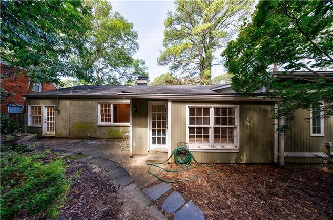 Building Photo - 2311 Pembrook Pl NE