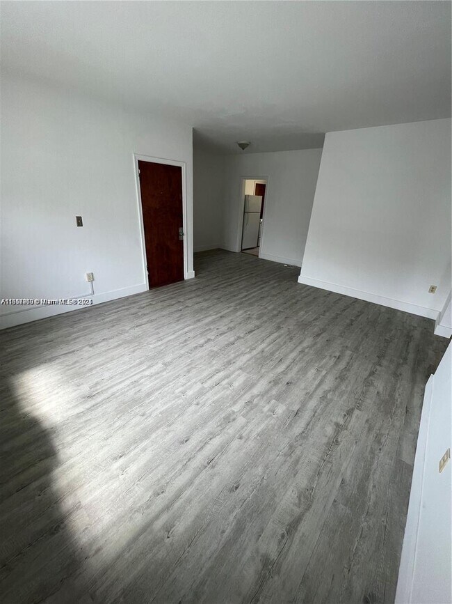 Building Photo - 945 Bay Dr