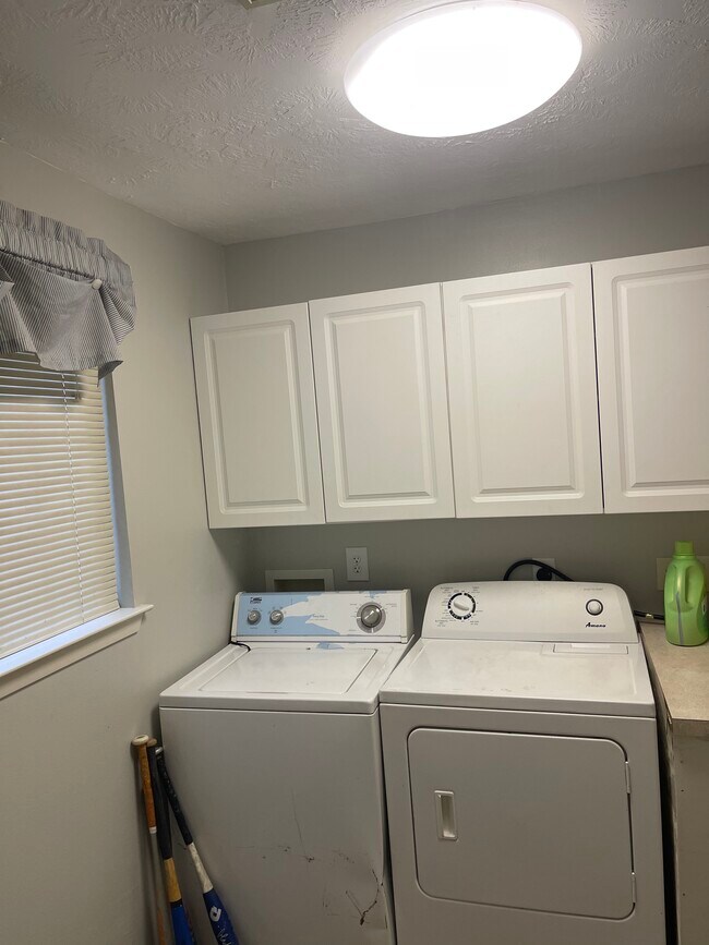 Oversized laundry room - 2931 Valley Rose Dr