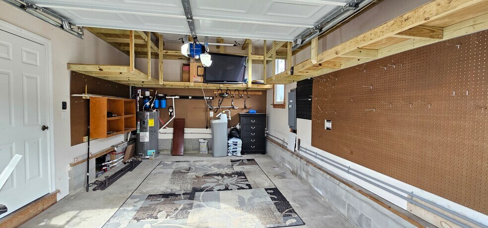 Garage with 360 degree over head storage - 5315 Captains Way