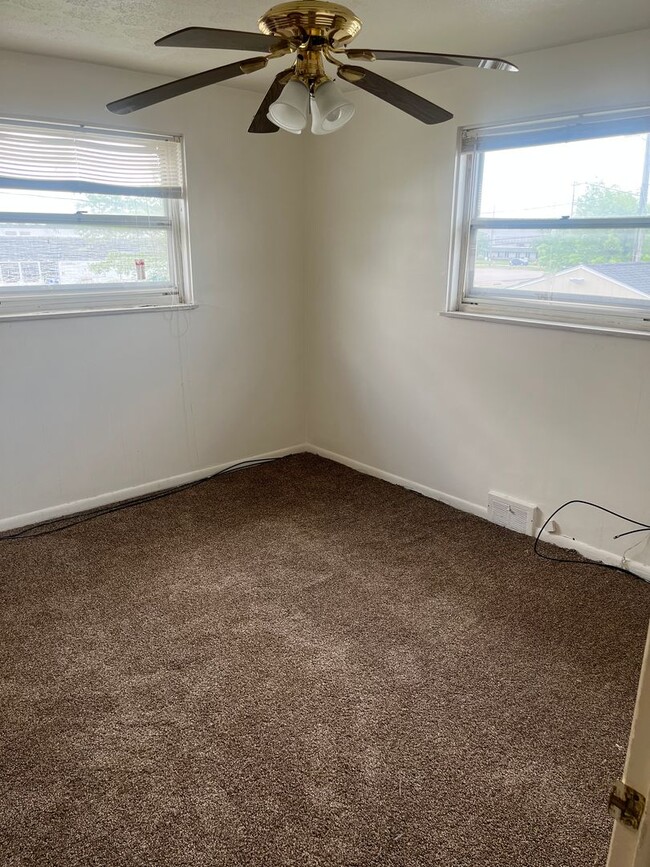 Building Photo - 3bd Maple Townhome Cash Pay/SECTION 8