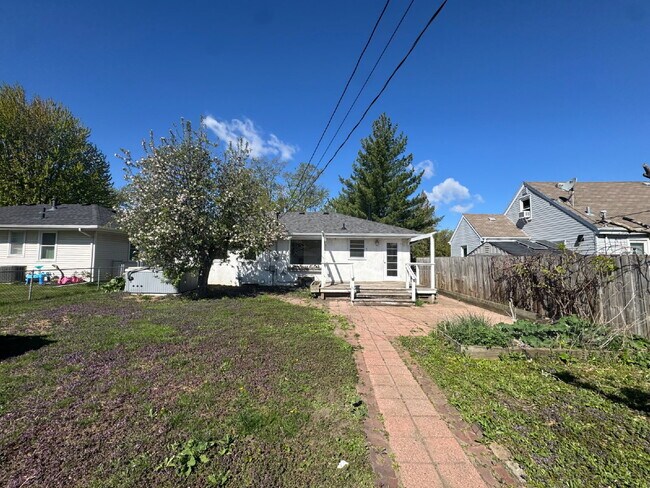 Building Photo - Charming 3-Bed Oasis with Fireplace & Finished Basement in Richfield!