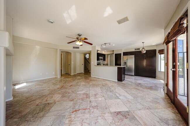 Building Photo - Stunning 3 bedroom, 2.5 bathroom Gold Cour...