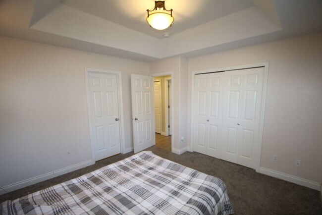 Building Photo - 3 Bedroom Centrally Located Condo!