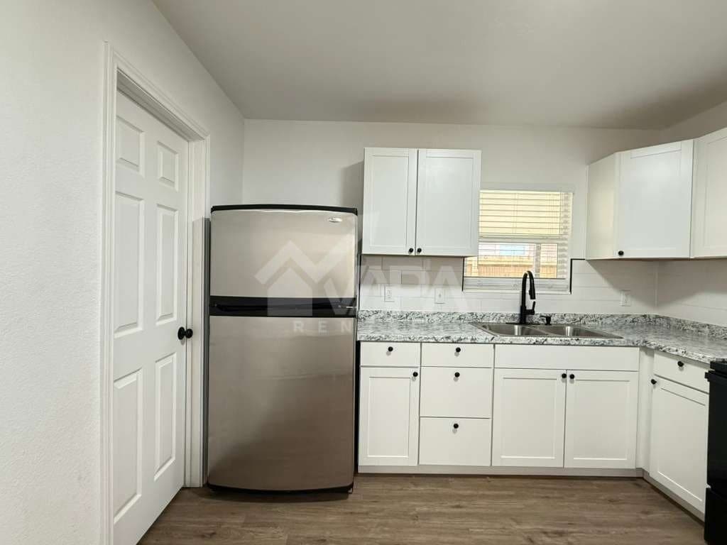 Building Photo - 411 Yolanda Dr