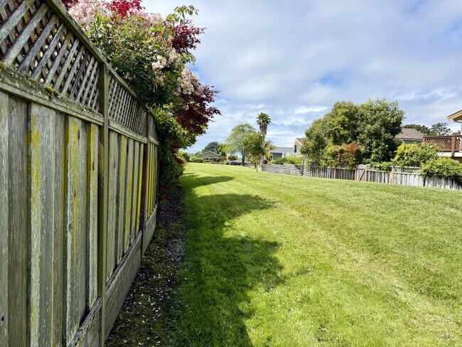 Building Photo - 213 Vía Lantana