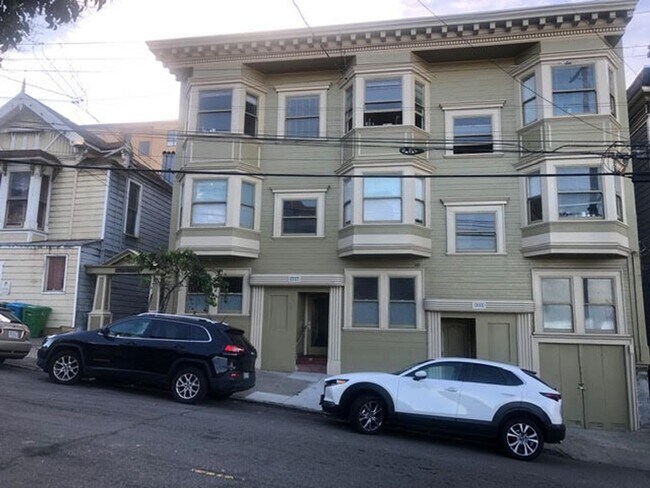 Building Photo - 1 bedroom w/ Washer and Dryer**Excellent City View! Open Sat/Sun, 3-4.
