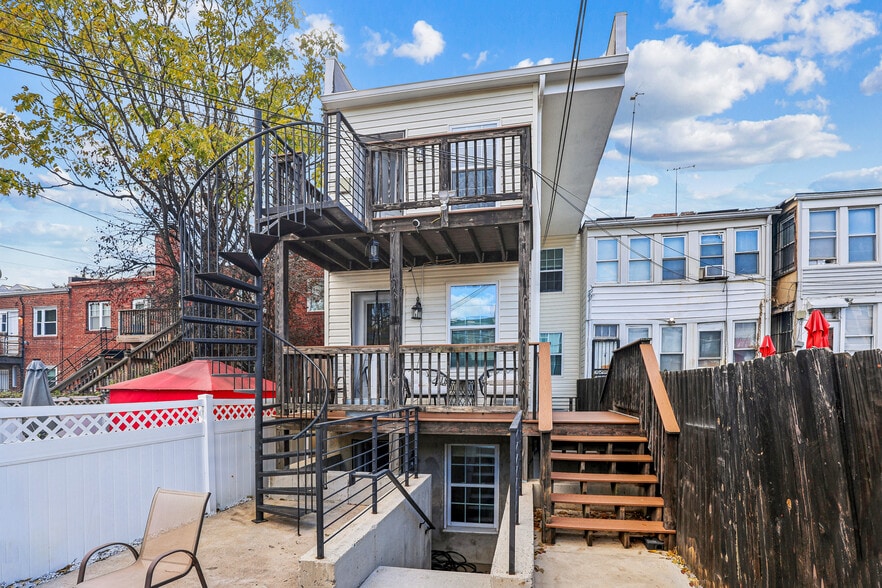 Building Photo - 1332 Levis St NE