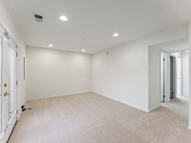 Building Photo - 8638 Dellway Ln
