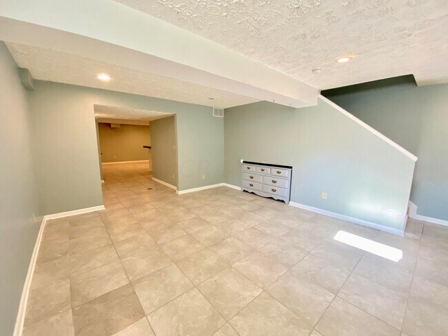 Building Photo - 129 Sapphire Ice Dr
