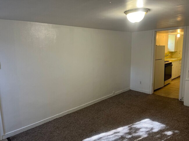 Building Photo - Spacious Studio Apartment