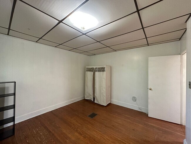 Building Photo - Charming 3 Bedroom/1.5 Bathroom Home in Ha...