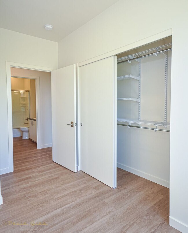 Building Photo - Pool-View Ground Floor Flat