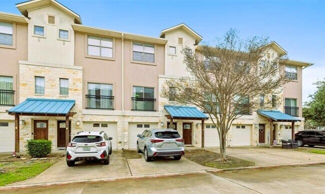 Building Photo - 13420 Lyndhurst St