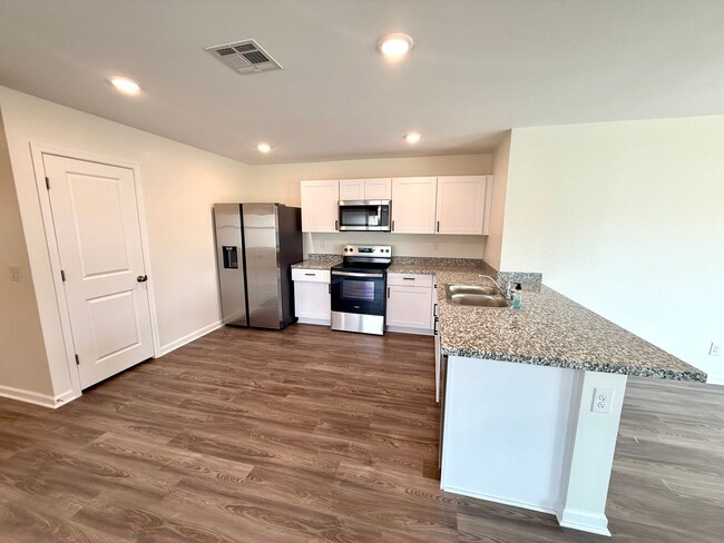 Building Photo - Beautiful 2024 Built 3 Bedroom Home on Cor...