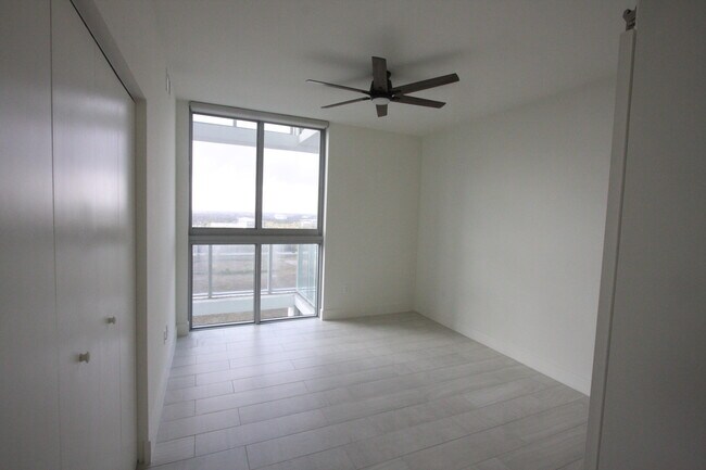 Building Photo - 2000 Metropica Wy